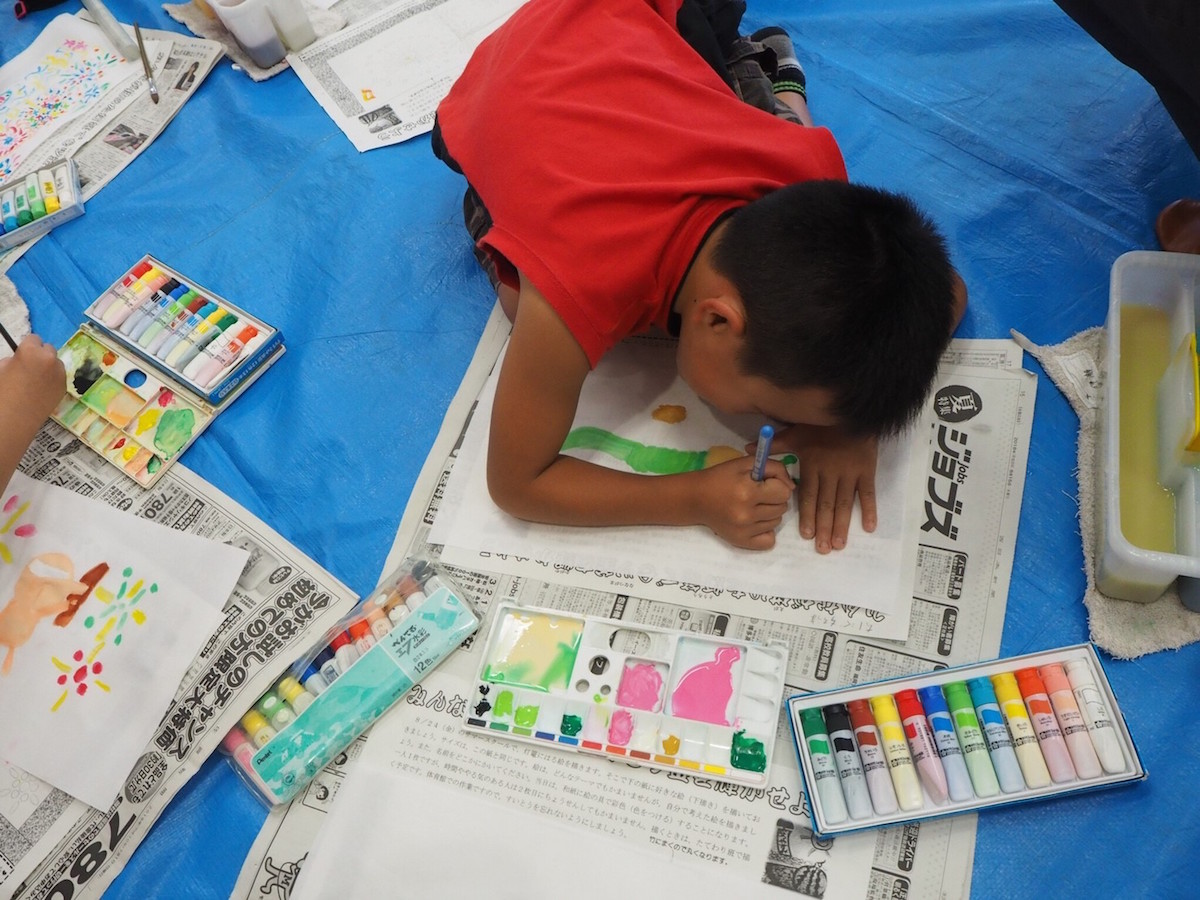 2018年8月出張の小学校連携企画にて、竹灯篭を飾る絵を描いている小学生